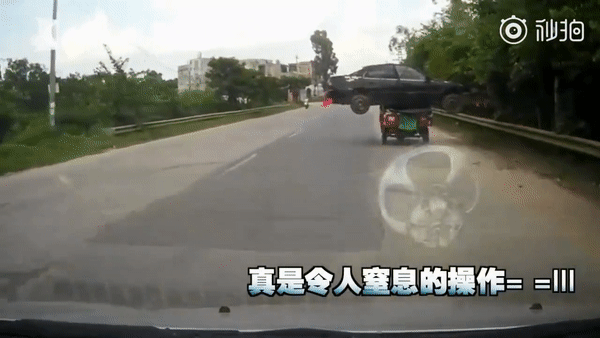 Trung Quốc: Lại có người chở nguyên một chiếc ô tô bằng xe ba gác, đã treo vải đỏ đánh dấu nhưng vẫn bị phạt - Ảnh 2.
