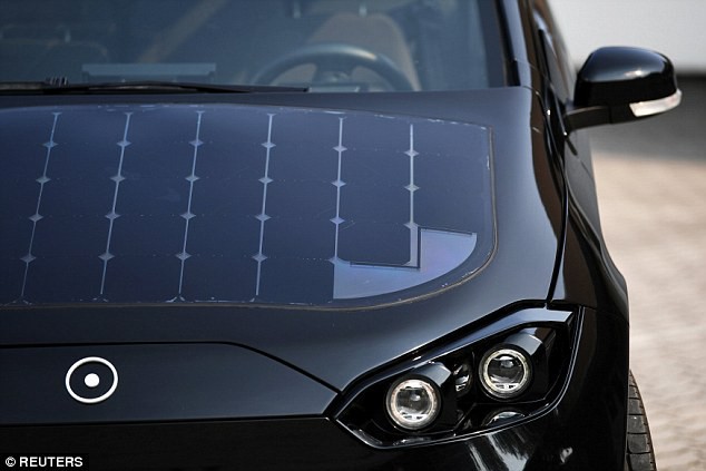 Xe ô tô được lắp 330 tấm pin năng lượng mặt trời, tự sạc cả trong lúc đi - Ảnh 3.