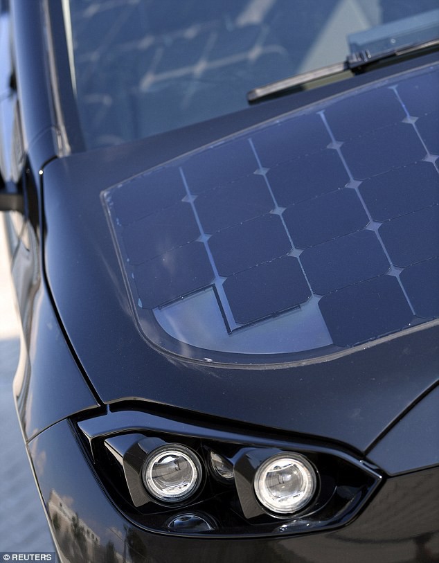 Xe ô tô được lắp 330 tấm pin năng lượng mặt trời, tự sạc cả trong lúc đi - Ảnh 4.