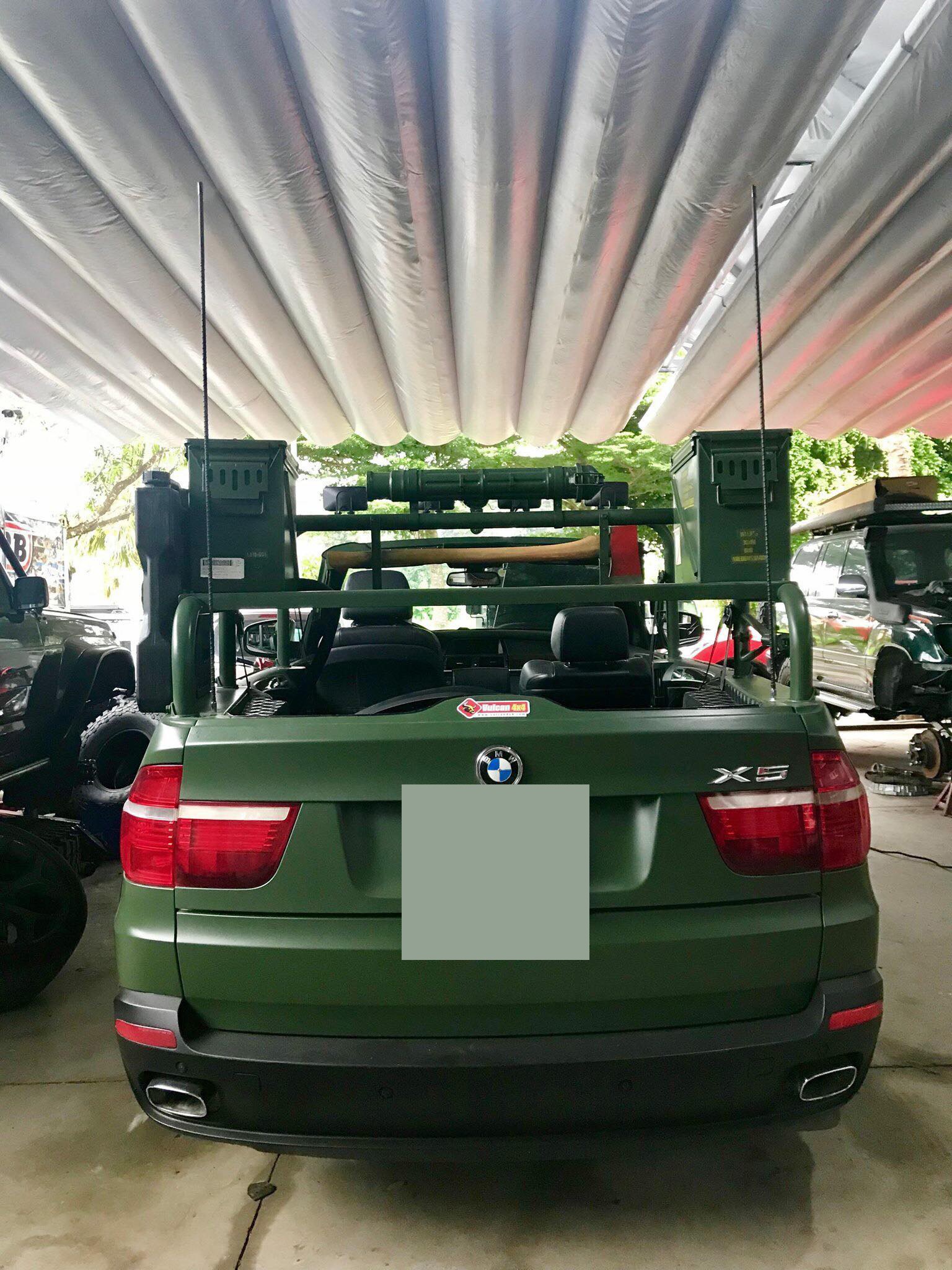 Thợ độ Việt xẻ đôi BMW X5 thành xe mui trần với loạt đồ chơi hầm hố