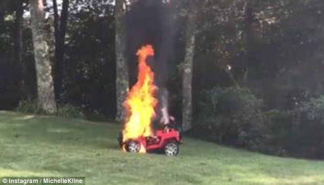 Xe điện đồ chơi trẻ em bất ngờ bốc cháy, mẹ cứu thoát 2 con nhỏ nhờ hành động nhanh trí - Ảnh 1.