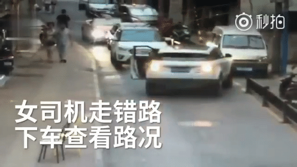 Trung Quốc: Ra khỏi xe nhưng quên dừng đỗ, người phụ nữ bị chính ô tô của mình cán rạn xương chậu - Ảnh 2.