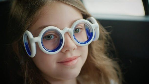 Xuất hiện loại kính chống say xe cực chất, đeo 10 phút là dùng smartphone trên ô tô vô tư luôn - Ảnh 1.