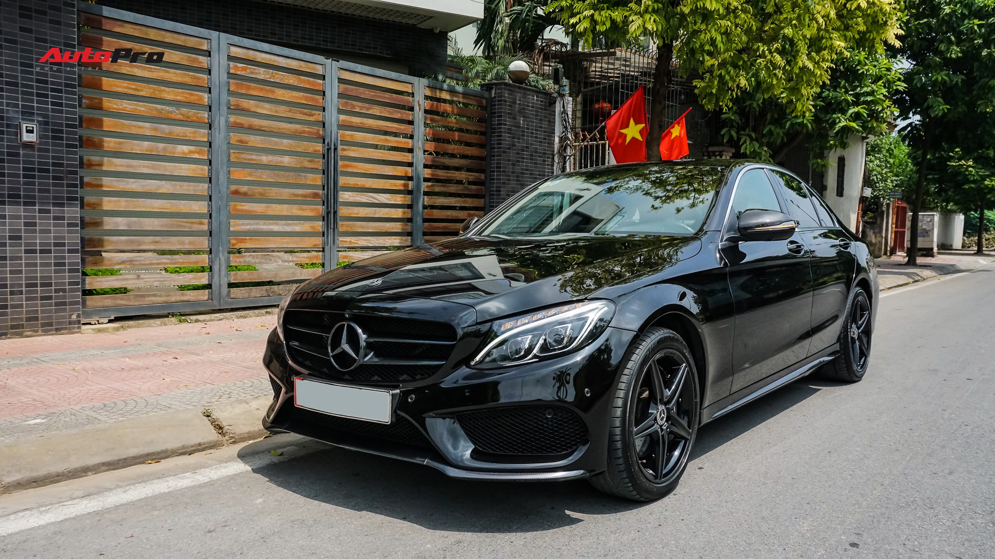 Đại gia Việt mua xe Mercedes C300 dùng lướt phủ áo đen sau đó bán lỗ nửa  tỷ đồng  Mercedes Vinh  Trang tin tức đánh giá và đồ chơi xe