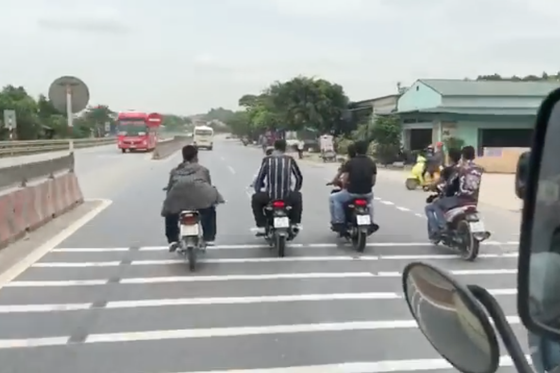 Thanh Hoá: 8 thanh niên đi 4 xe máy dàn hàng ngang thong dong giữa Quốc lộ không cho ai vượt - Ảnh 2.
