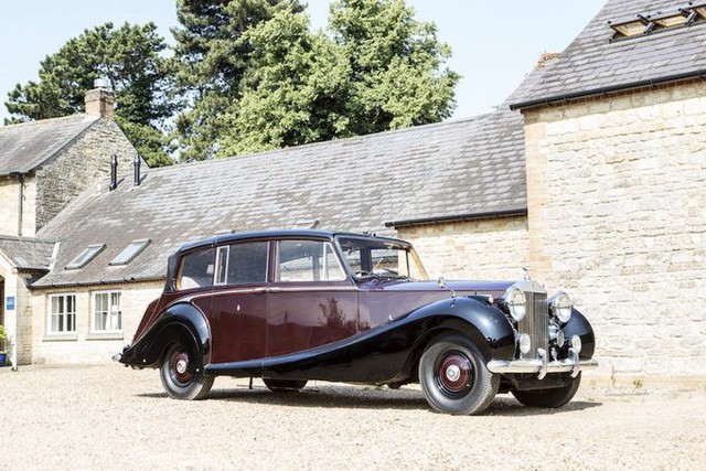  Hoàng gia Anh rao bán bộ sưu tập xe Rolls-Royce đắt giá - Ảnh 1.