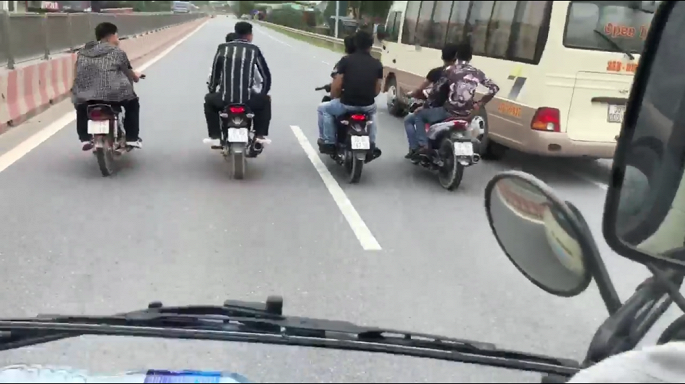 Xử lý nhóm thanh niên phóng xe máy dàn hàng ngang trước đầu ô tô trên quốc  lộ