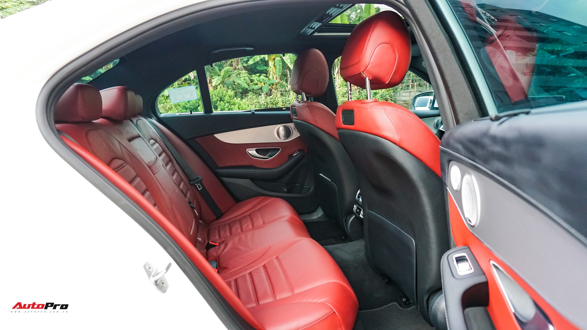 Ngất ngây với Mercedes C300 AMG đỏ đầu tiên vừa về Hà Nội giá 1799 tỷ đồng
