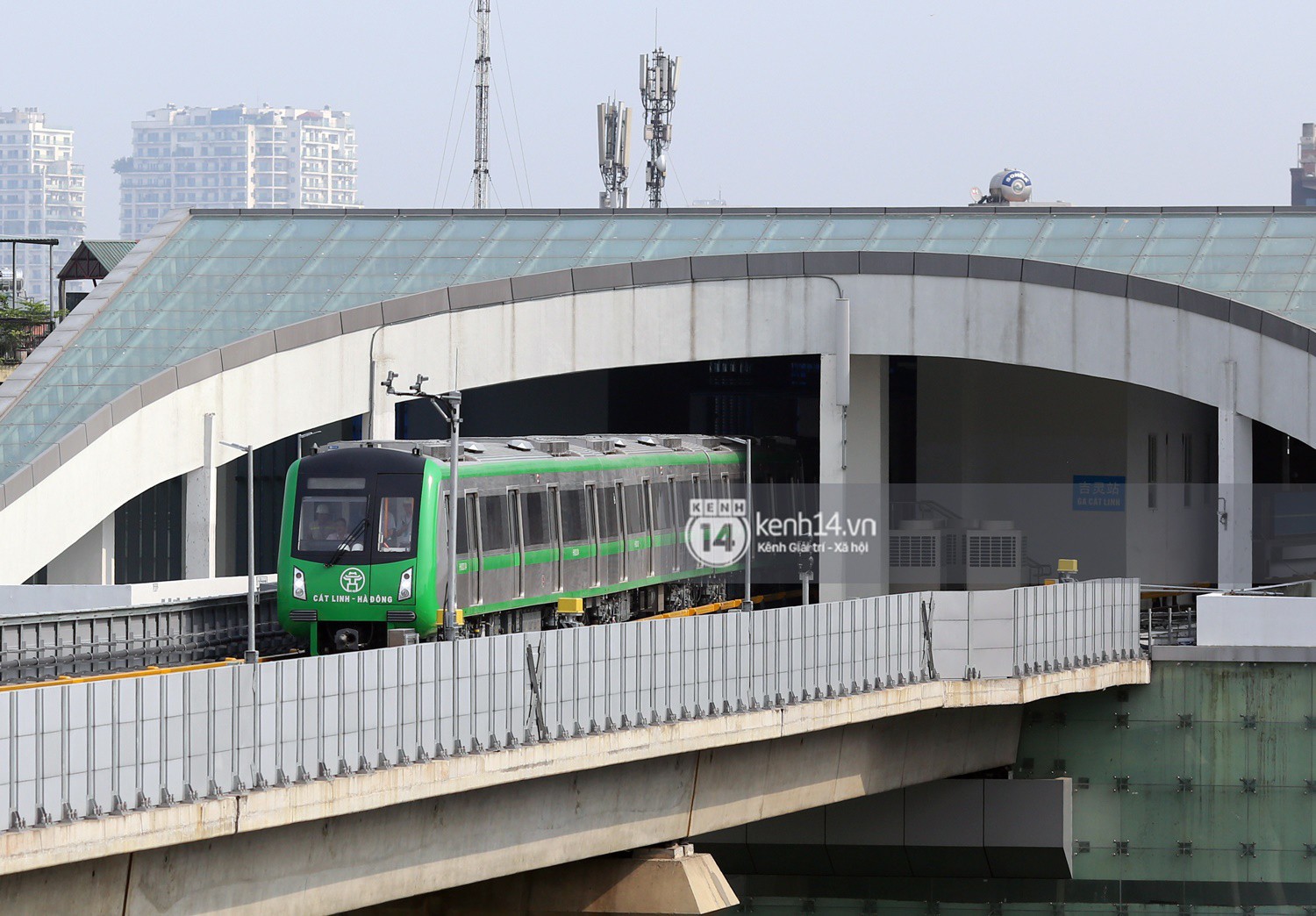 Chùm ảnh: Hành trình 15 phút đoàn tàu đường sắt trên cao lao vun vút từ ga Cát Linh tới Yên Nghĩa - Ảnh 2. Chùm ảnh: Hành trình 15 phút đoàn tàu đường sắt trên cao lao vun vút từ ga Cát Linh tới Yên Nghĩa - Ảnh 2.