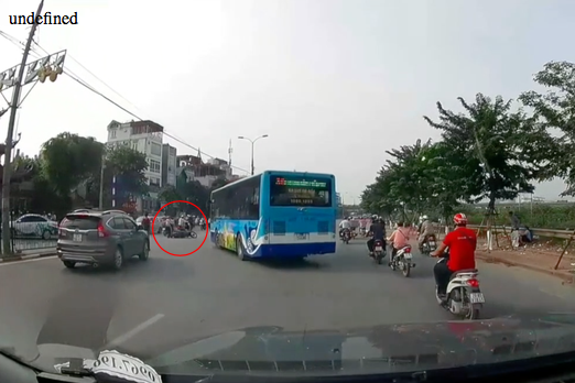 Hà Nội: Xe buýt hất văng một xe máy khi đang quay đầu, chuyện đúng-sai khiến ai cũng bối rối - Ảnh 2.