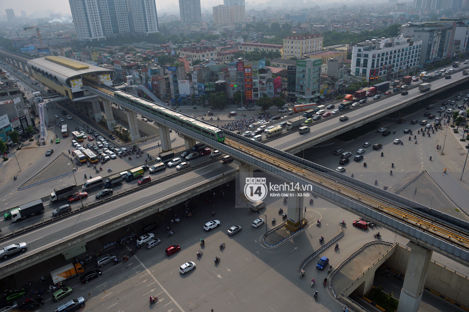 Chùm ảnh: Hành trình 15 phút đoàn tàu đường sắt trên cao lao vun vút từ ga Cát Linh tới Yên Nghĩa - Ảnh 18. Chùm ảnh: Hành trình 15 phút đoàn tàu đường sắt trên cao lao vun vút từ ga Cát Linh tới Yên Nghĩa - Ảnh 18.