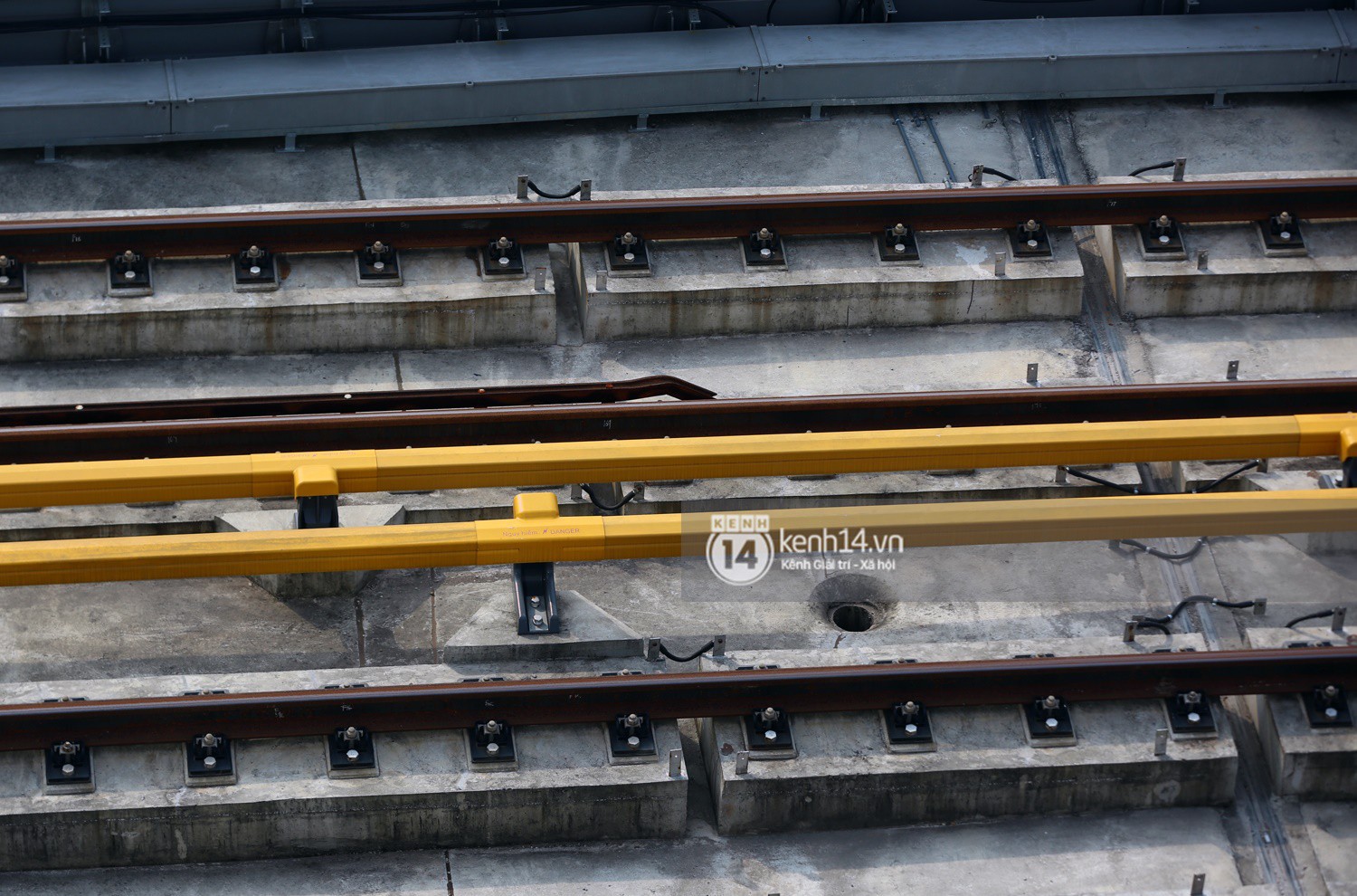 Chùm ảnh: Hành trình 15 phút đoàn tàu đường sắt trên cao lao vun vút từ ga Cát Linh tới Yên Nghĩa - Ảnh 9. Chùm ảnh: Hành trình 15 phút đoàn tàu đường sắt trên cao lao vun vút từ ga Cát Linh tới Yên Nghĩa - Ảnh 9.