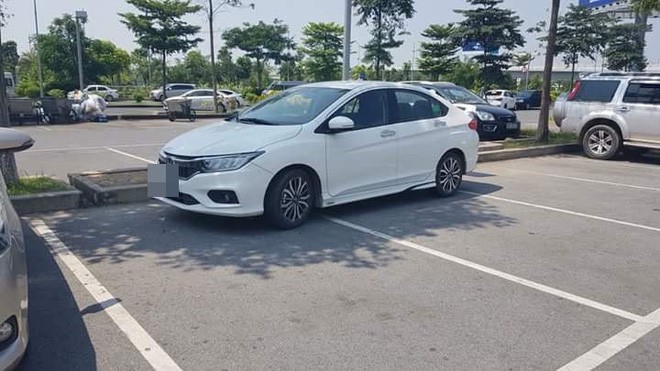 Chọn chỗ bóng râm đỗ ô tô, tài xế tạo nên hình ảnh khiến ai nhìn cũng thấy ngao ngán