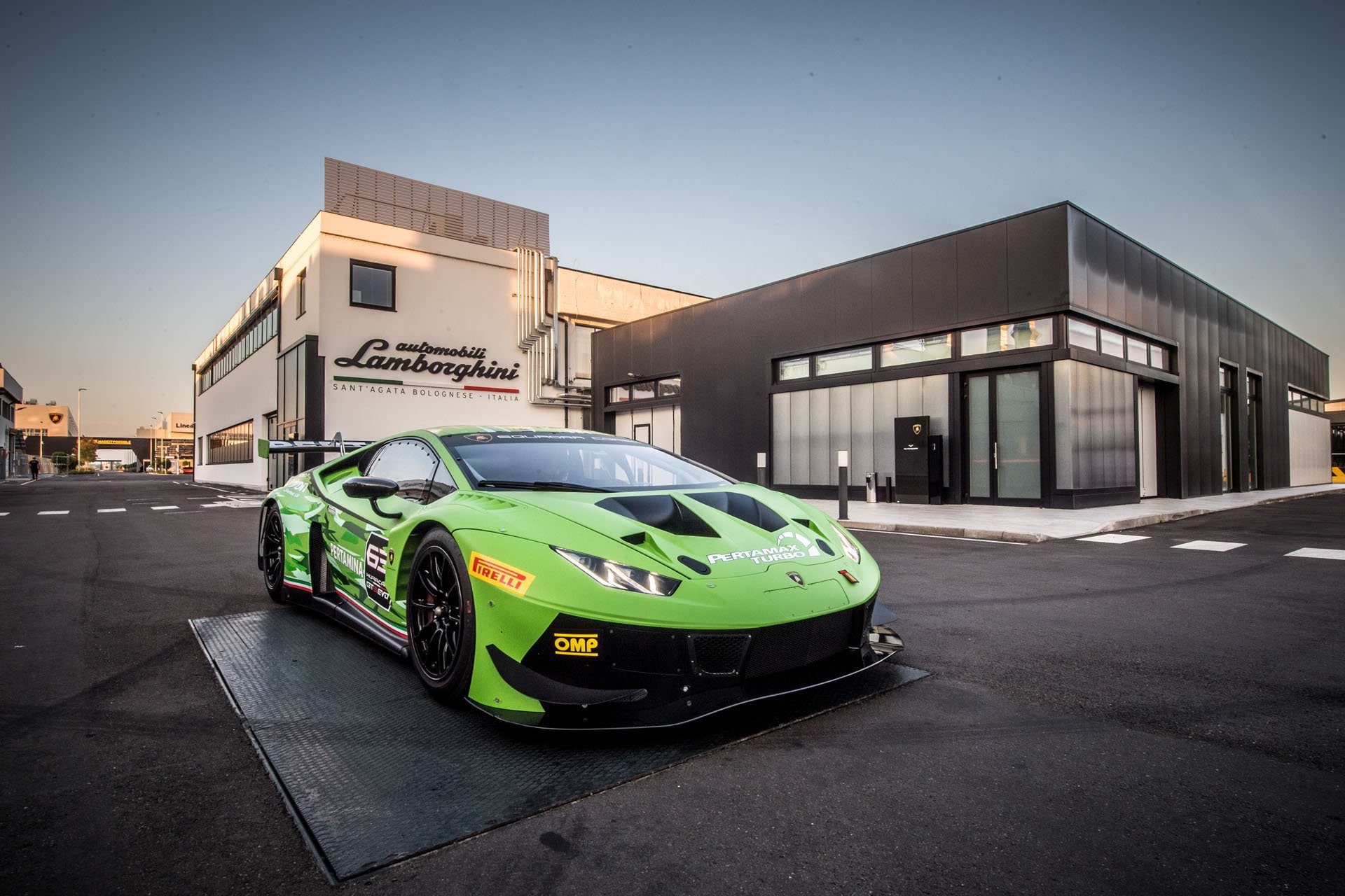 Lamborghini Huracan GT3 Evo - Khi sư tử mọc thêm cánh