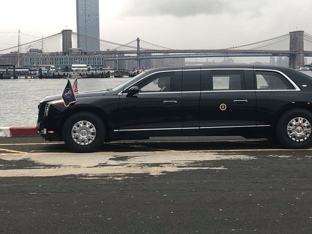 Limousine The Beast hoàn toàn mới của tổng thống Donald Trump lần đầu lộ diện - Ảnh 1.