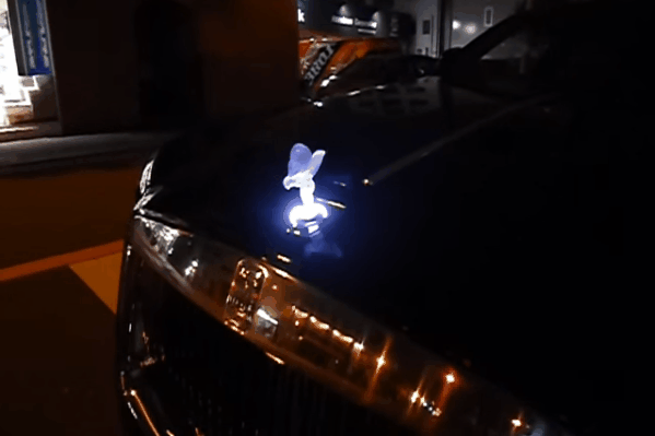 Rolls-Royce Ghost với biểu tượng Spirit of Ecstasy phát sáng và biển số gánh tứ quý 9 lăn bánh trên phố Sài Gòn - Ảnh 2.