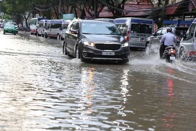 Phố nhà giàu ở Sài Gòn ngập sau mưa  - Ảnh 2.
