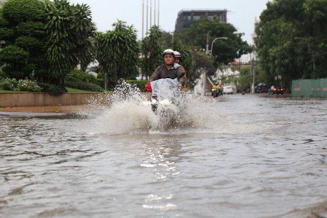 Phố nhà giàu ở Sài Gòn ngập sau mưa  - Ảnh 11.