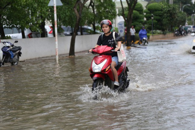 Phố nhà giàu ở Sài Gòn ngập sau mưa  - Ảnh 3.