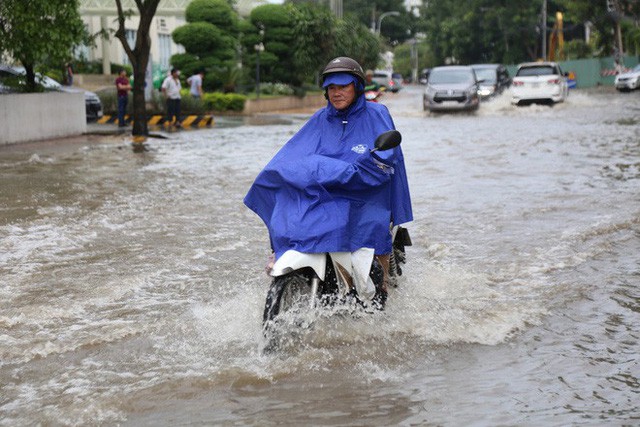 Phố nhà giàu ở Sài Gòn ngập sau mưa  - Ảnh 4.