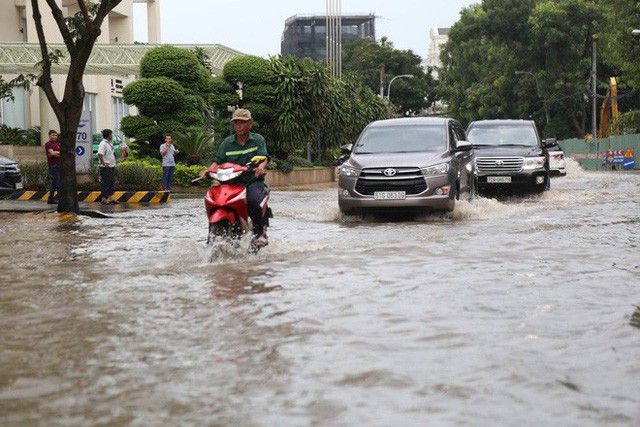 Phố nhà giàu ở Sài Gòn ngập sau mưa  - Ảnh 5.