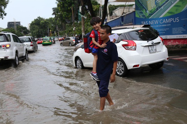 Phố nhà giàu ở Sài Gòn ngập sau mưa  - Ảnh 6.