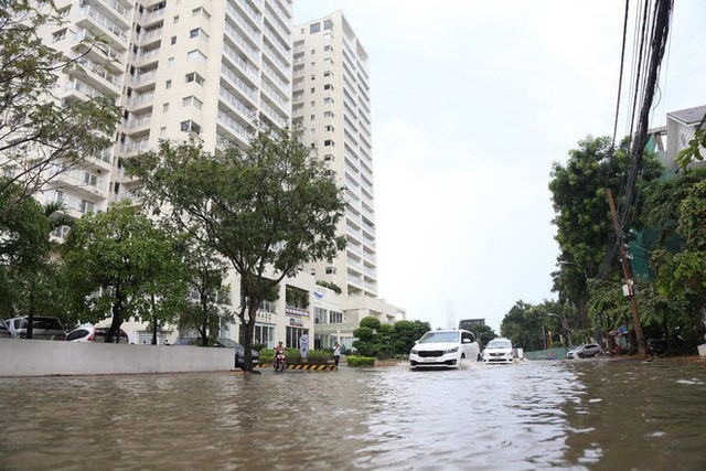 Phố nhà giàu ở Sài Gòn ngập sau mưa  - Ảnh 7.