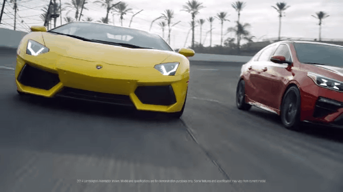 [Video] Kia Forte 2019 chế giễu Lamborghini Aventador về độ tiện dụng  - Ảnh 1.