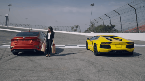 [Video] Kia Forte 2019 chế giễu Lamborghini Aventador về độ tiện dụng  - Ảnh 3.