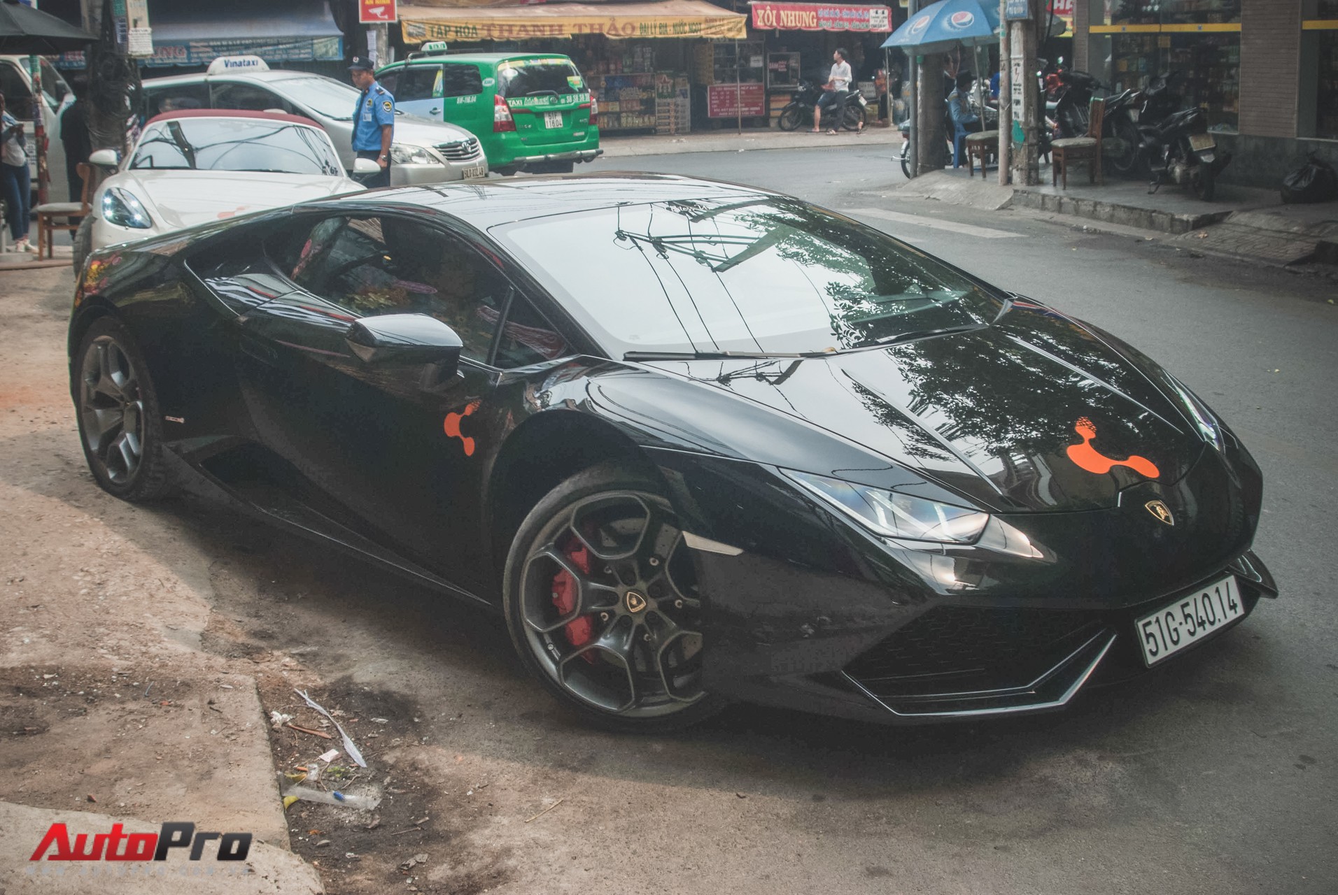 Lamborghini Huracan đen độc nhất Việt Nam về tay đại gia Bitcoin