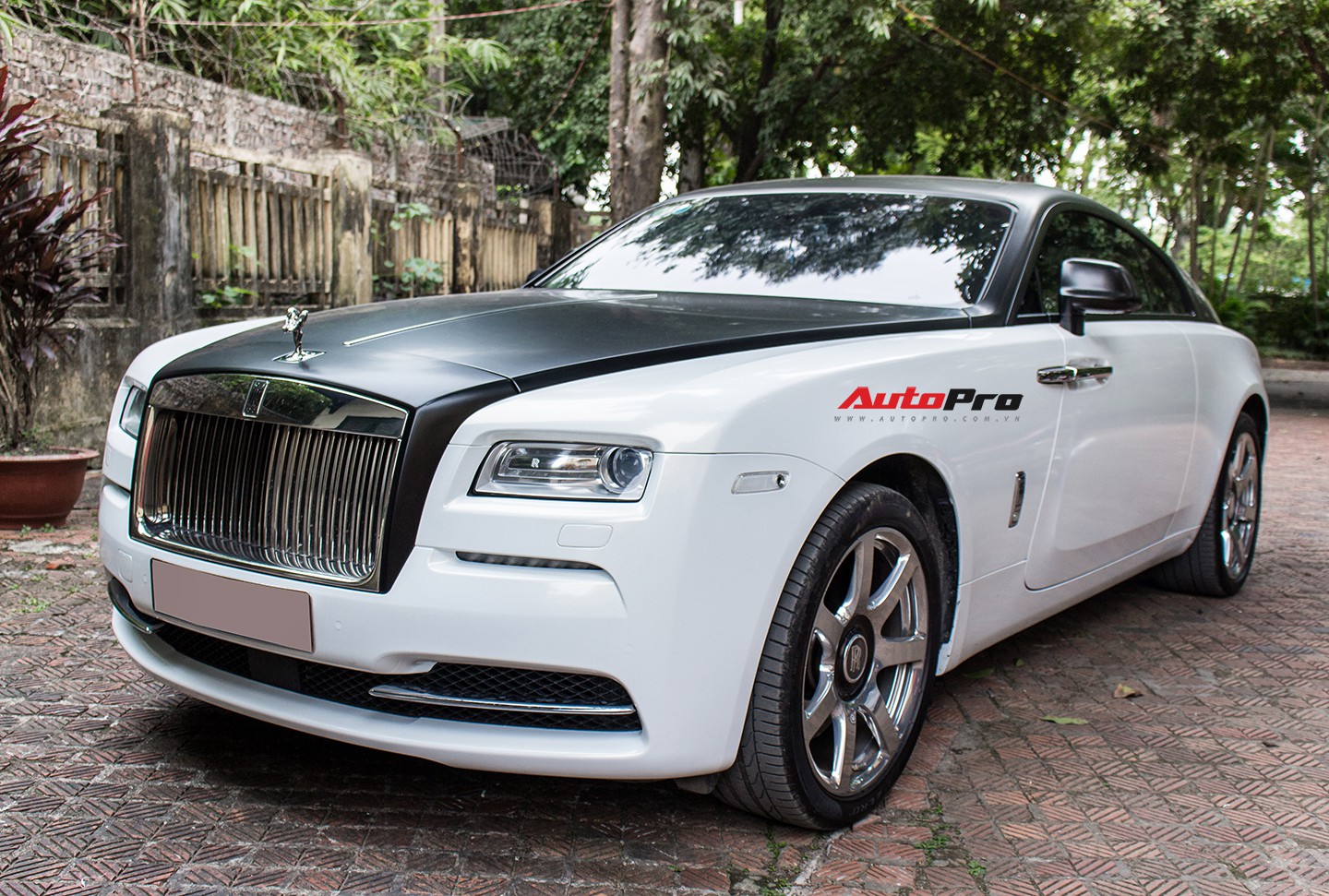 Chiêm ngưỡng xe sang RollsRoyce Phantom độ bodykit hầm hố