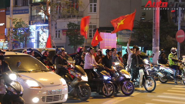 U23 Việt Nam tiến vào chung kết - đêm không ngủ của giao thông Hà Nội - Ảnh 5.