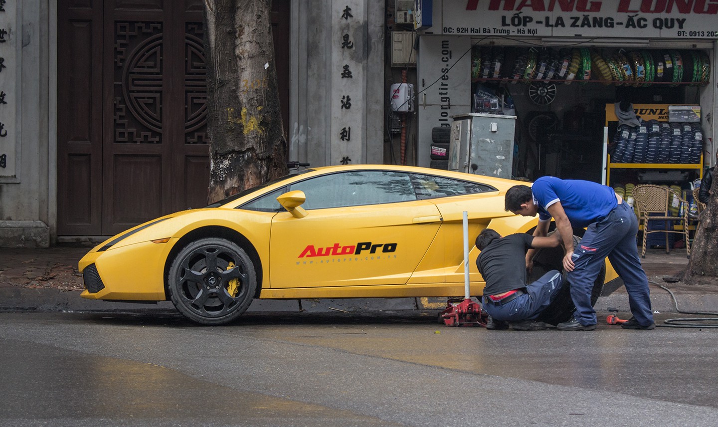 Thợ Việt sửa siêu xe Lamborghini ngay tại vỉa hè ở Hà Nội