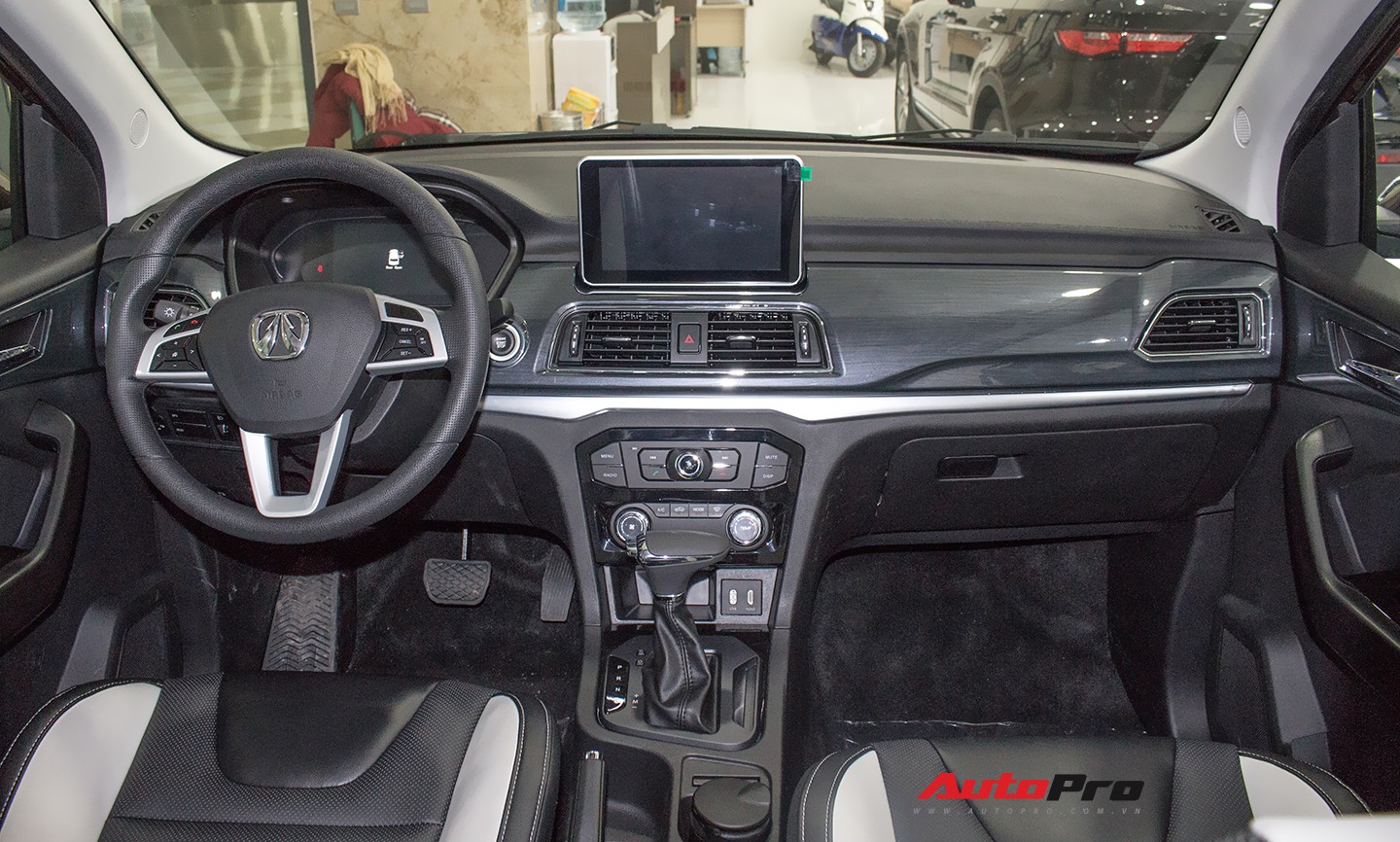 BAIC F6 nhái Lexus RX, giá 588 triệu đồng cạnh tranh Toyota Innova tại ...