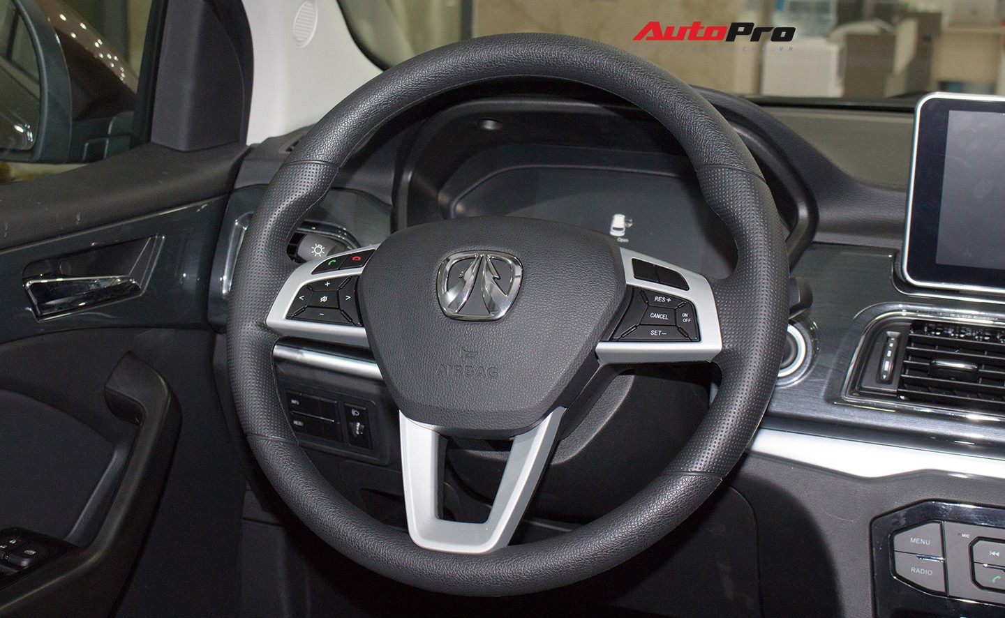 BAIC F6 nhái Lexus RX, giá 588 triệu đồng cạnh tranh Toyota Innova tại ...