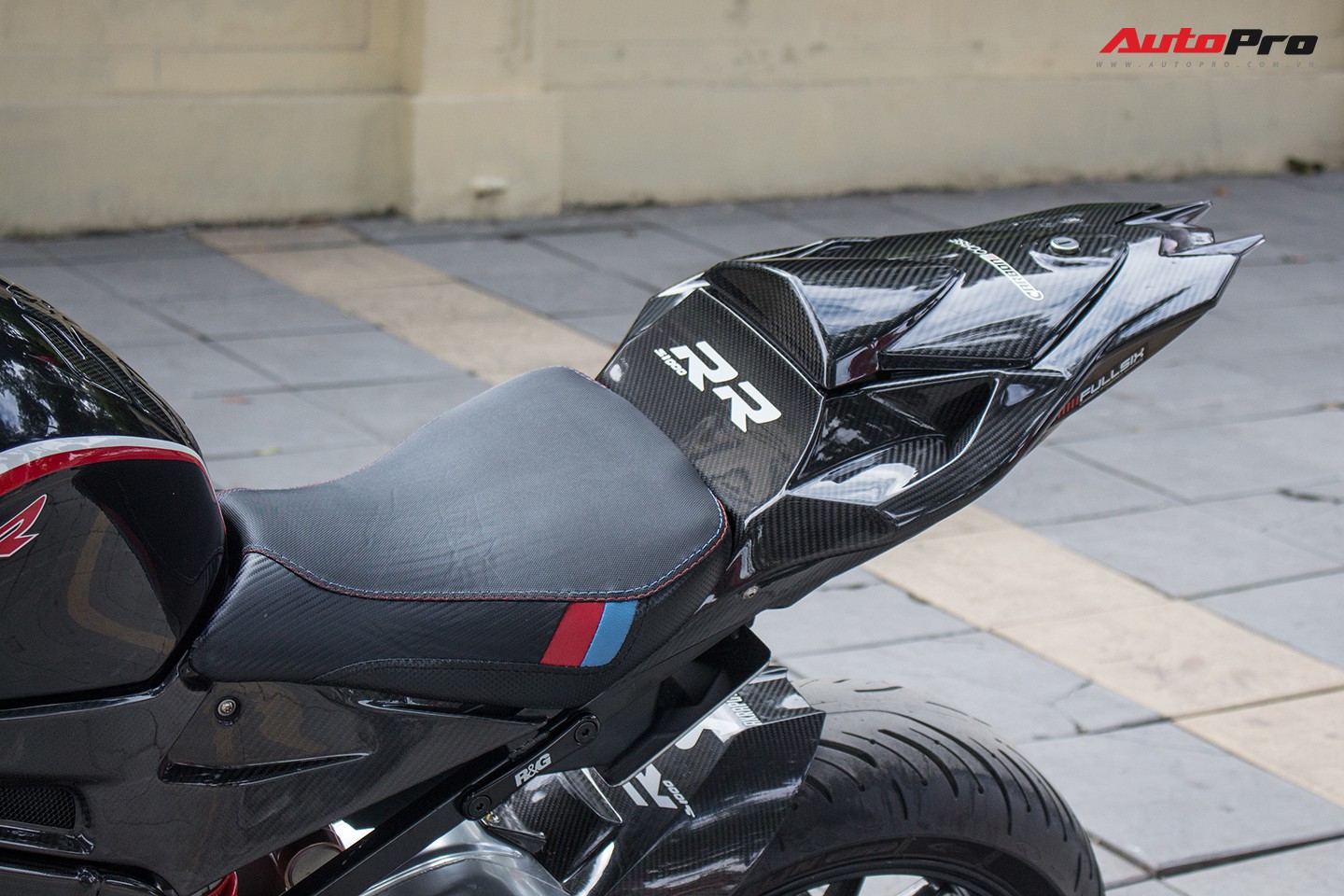 Siêu mô tô BMW S1000RR đời 2014 rao bán lại giá ngang Hyundai Grand i10 - Ảnh 19. Siêu mô tô BMW S1000RR đời 2014 rao bán lại giá ngang Hyundai Grand i10 - Ảnh 19.