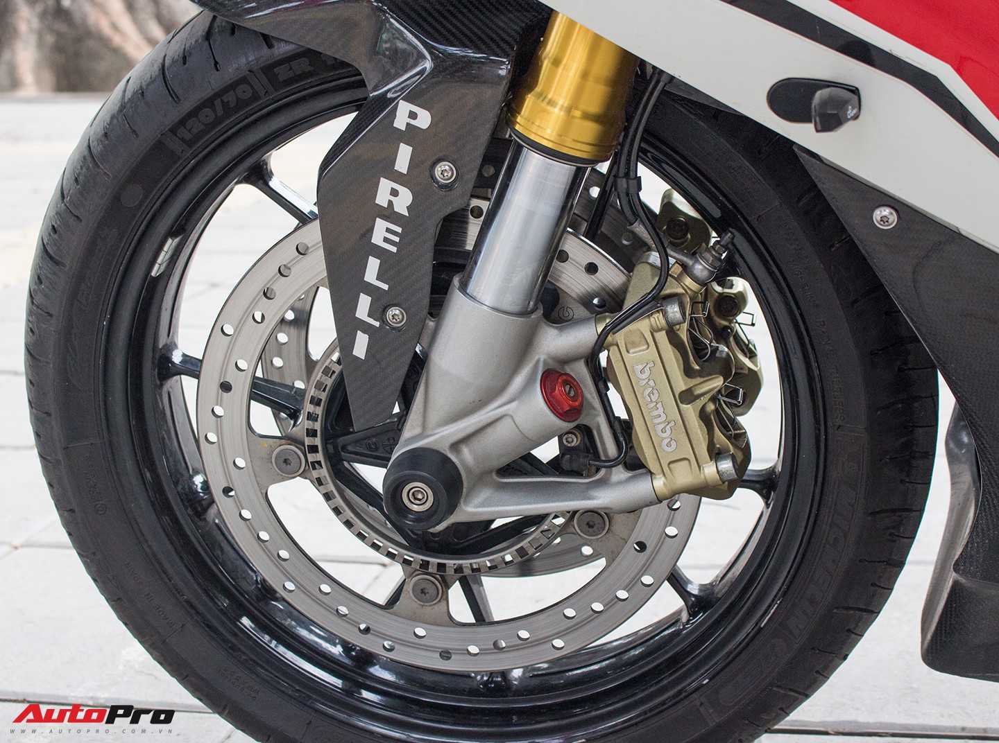 Siêu mô tô BMW S1000RR đời 2014 rao bán lại giá ngang Hyundai Grand i10 - Ảnh 11. Siêu mô tô BMW S1000RR đời 2014 rao bán lại giá ngang Hyundai Grand i10 - Ảnh 11.