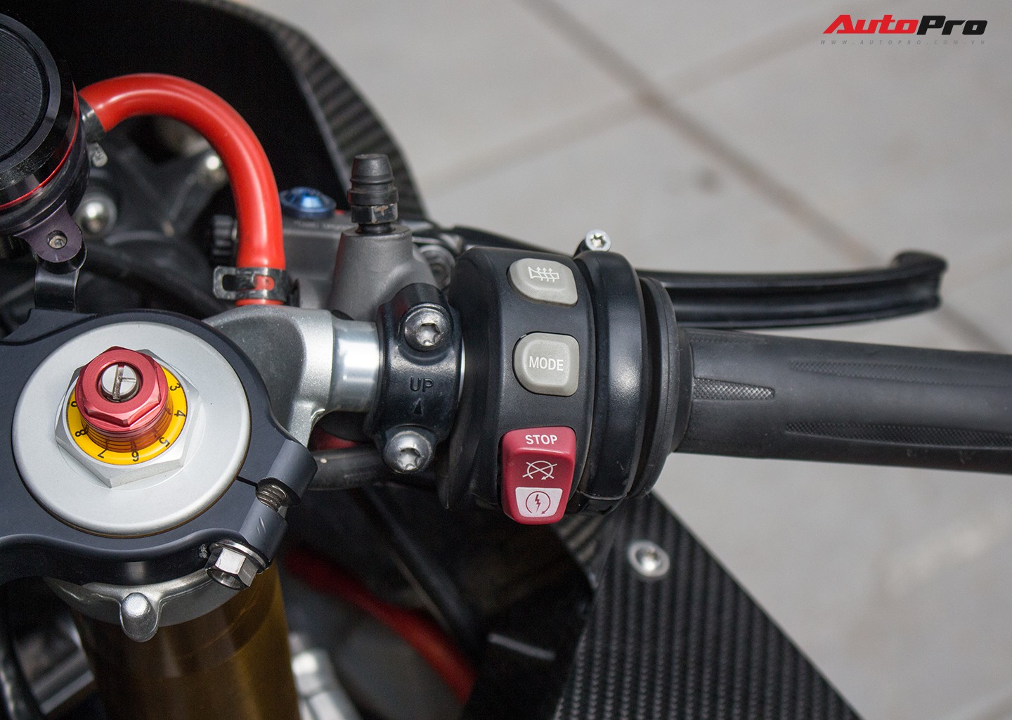 Siêu mô tô BMW S1000RR đời 2014 rao bán lại giá ngang Hyundai Grand i10 - Ảnh 7. Siêu mô tô BMW S1000RR đời 2014 rao bán lại giá ngang Hyundai Grand i10 - Ảnh 7.