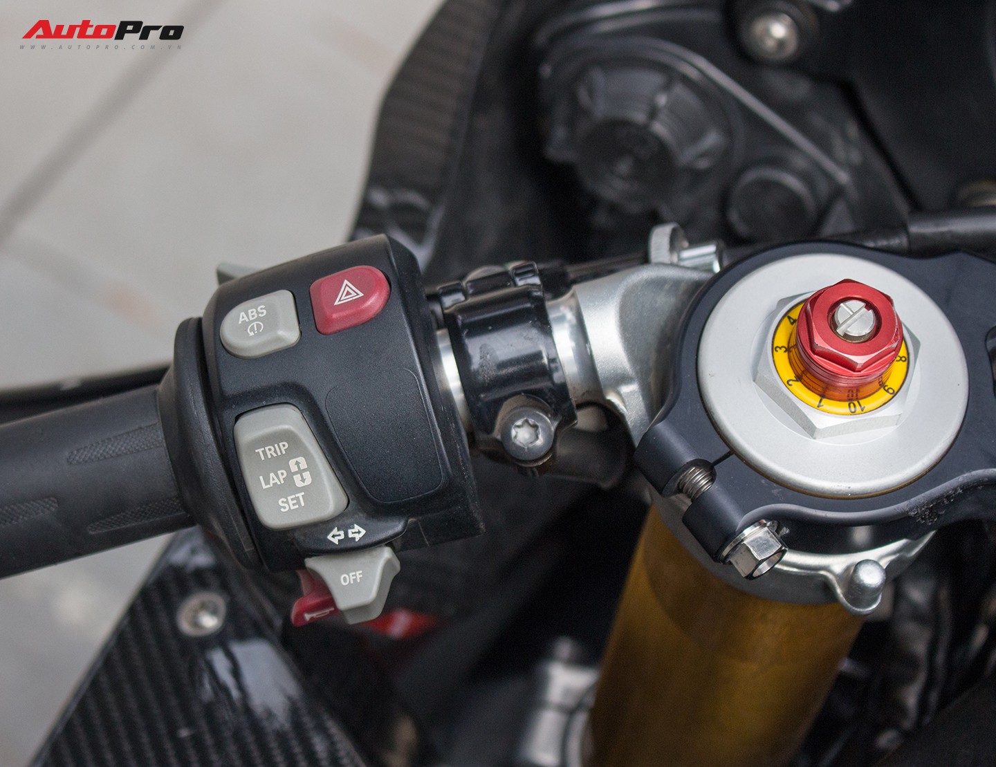 Siêu mô tô BMW S1000RR đời 2014 rao bán lại giá ngang Hyundai Grand i10 - Ảnh 6. Siêu mô tô BMW S1000RR đời 2014 rao bán lại giá ngang Hyundai Grand i10 - Ảnh 6.