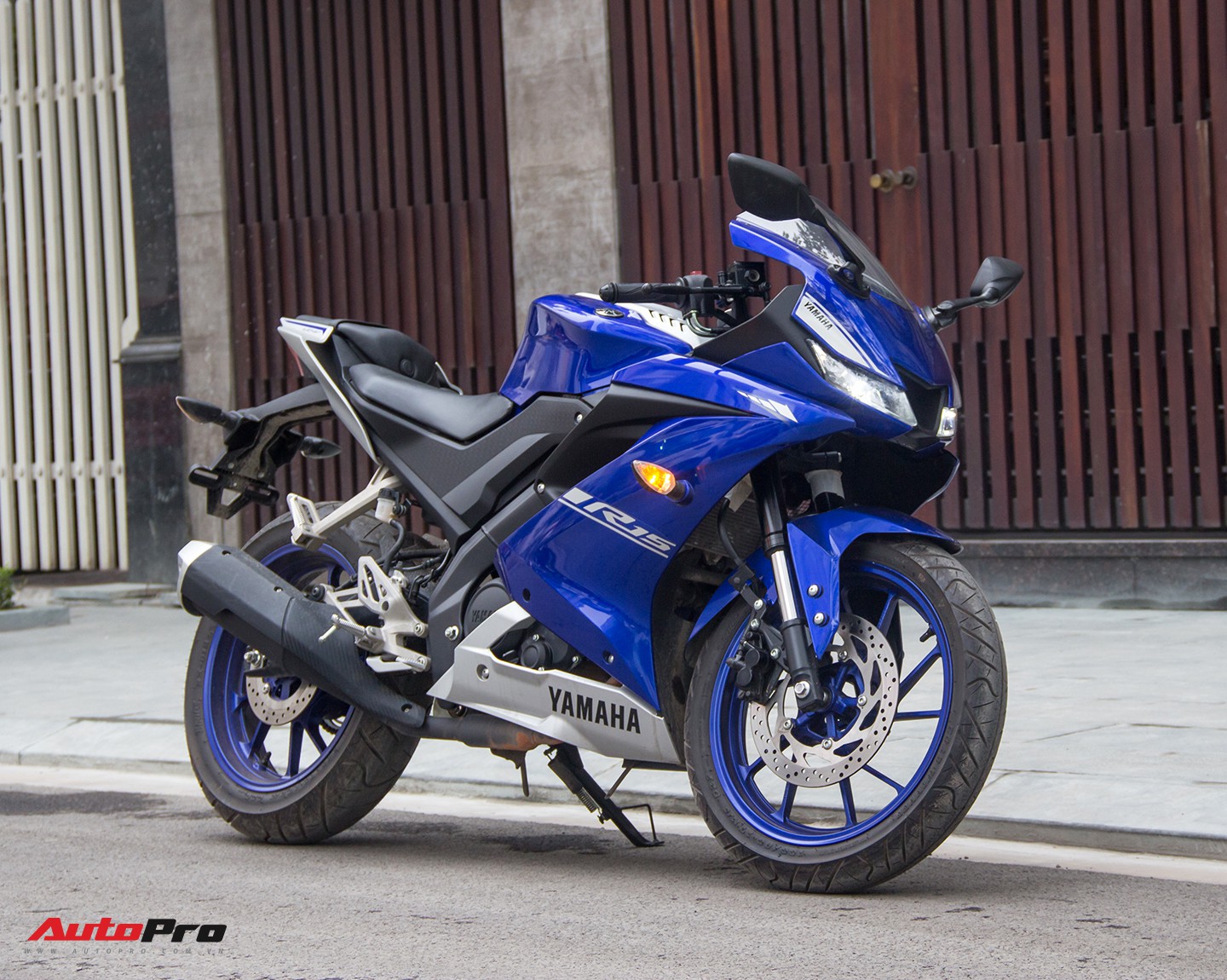 Đấu xe chính hãng Yamaha R15 nhập khẩu ngoài giảm giá còn 84 triệu đồng