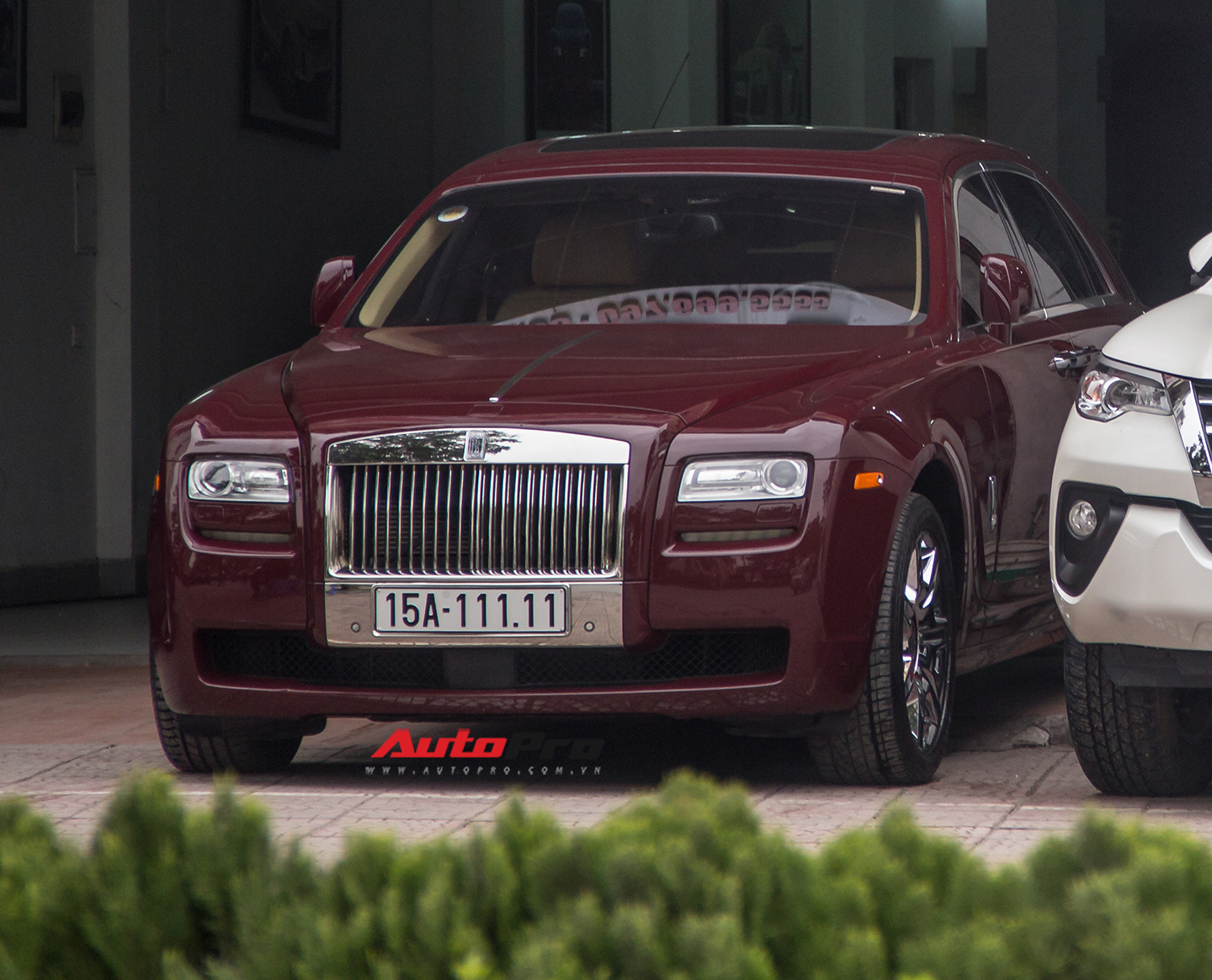 RollsRoyce Ghost thay áo mới Madeira Red đổi cá tính