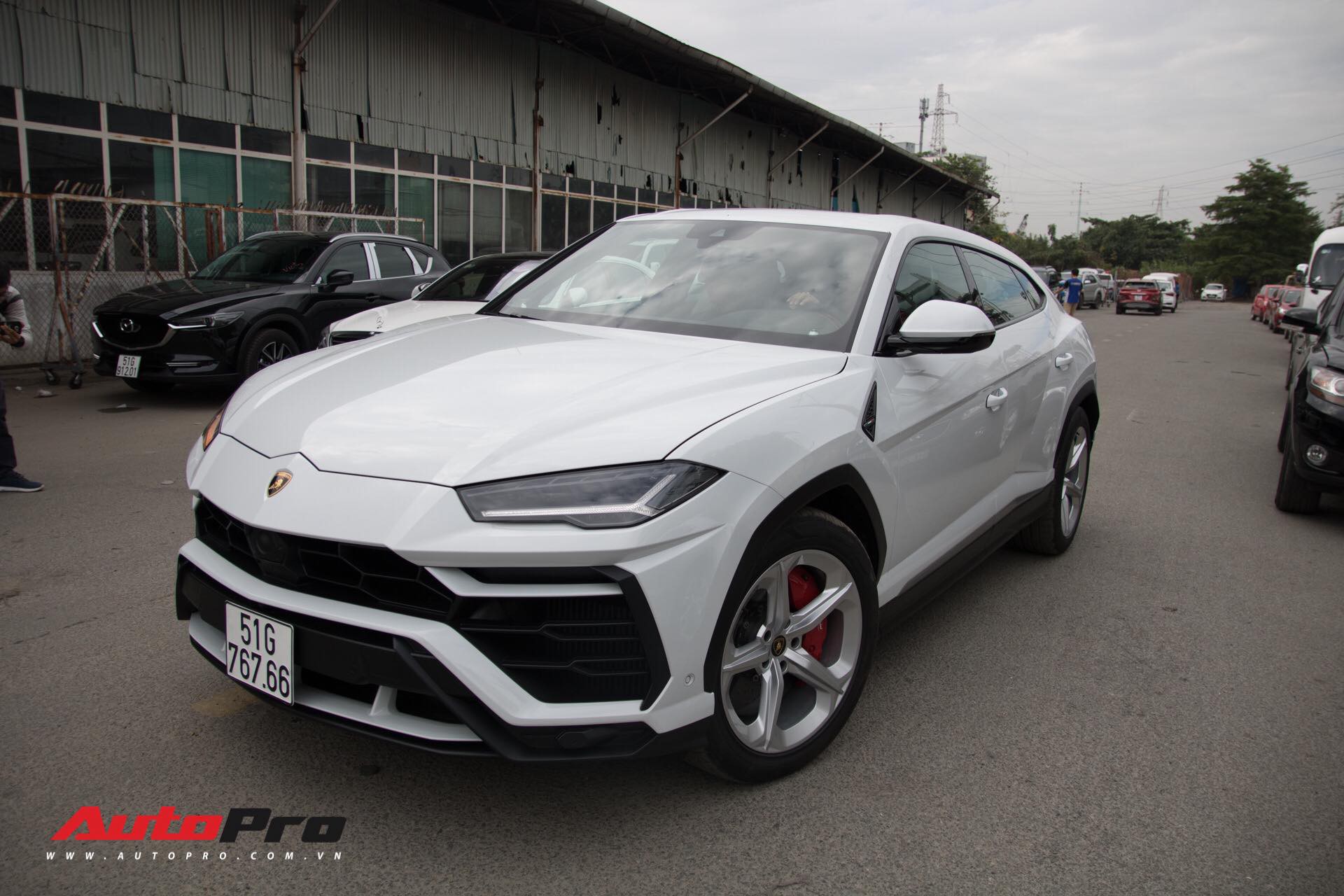 Siêu SUV Lamborghini Urus đầu tiên Việt Nam của Minh 'Nhựa' ra biển 'lộc'