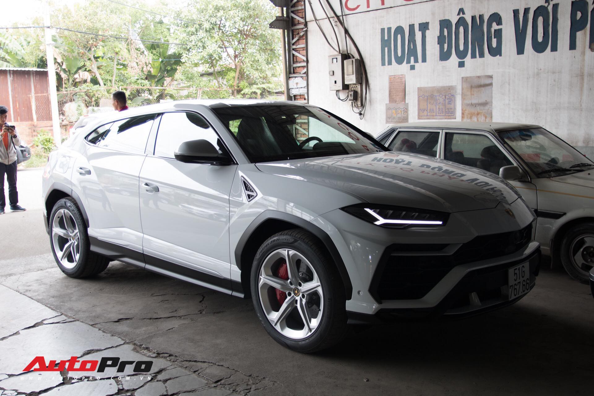 Siêu SUV Lamborghini Urus đầu tiên Việt Nam của Minh 'Nhựa' ra biển 'lộc'