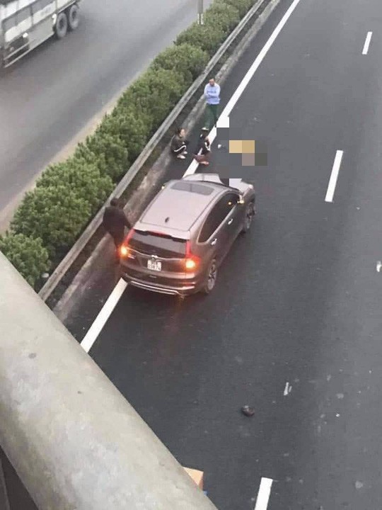 Hà Nội: Đi bộ qua cao tốc Pháp Vân - Cầu Giẽ, người đàn ông bị ô tô đâm tử vong tại chỗ - Ảnh 1.