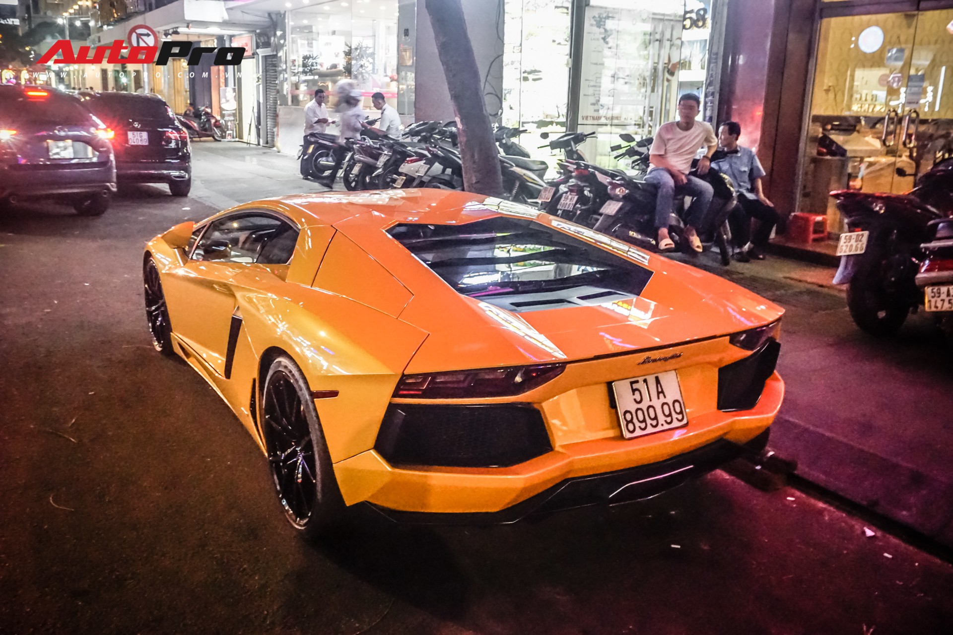 Bộ đôi Lamborghini Aventador và Huracan đi ăn đêm tại Sài Gòn