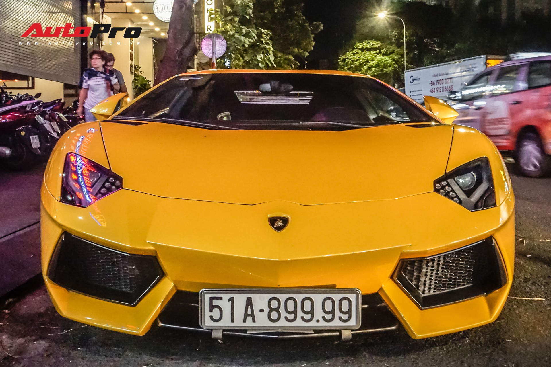 Bộ đôi Lamborghini Aventador và Huracan đi ăn đêm tại Sài Gòn