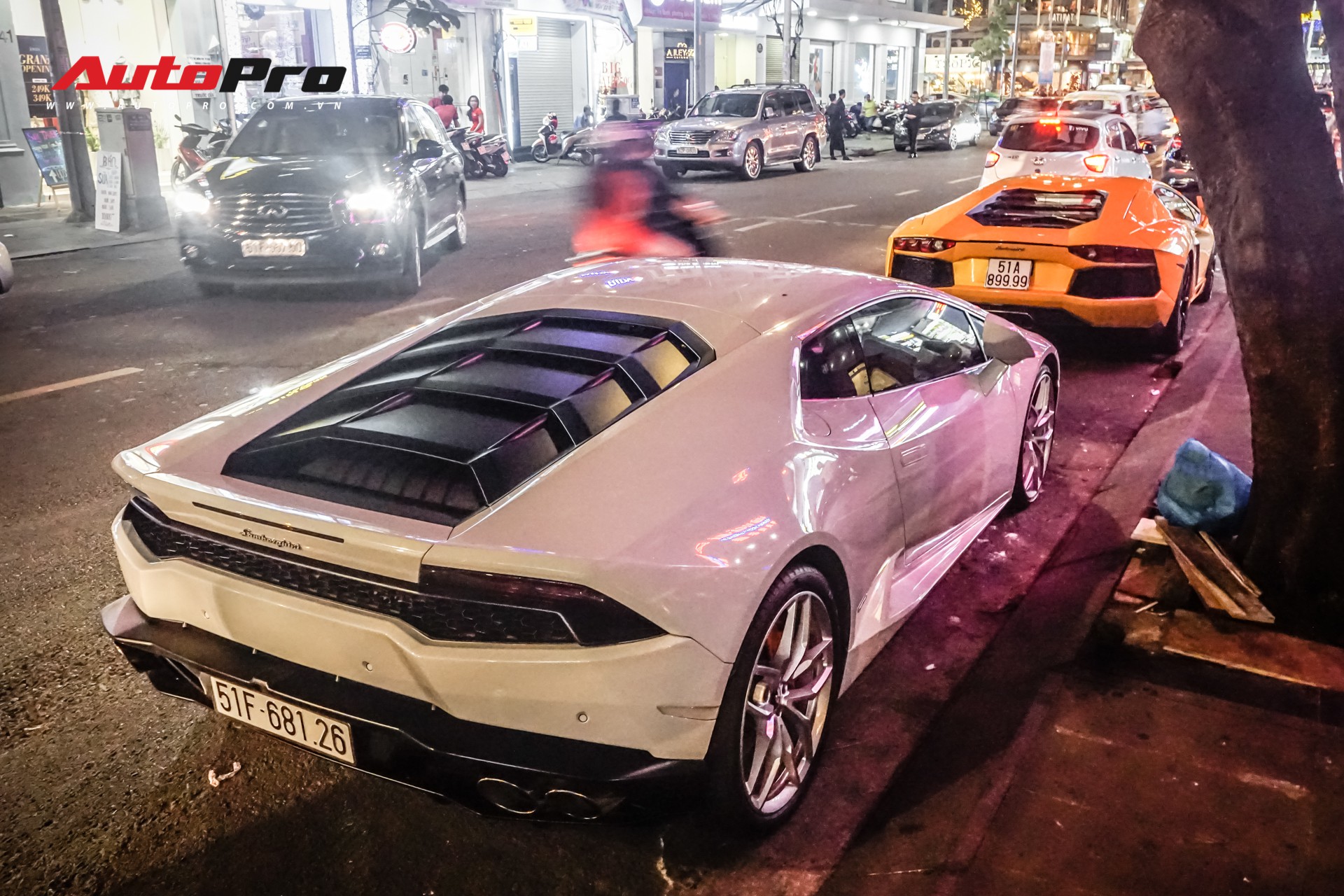 Bộ đôi Lamborghini Aventador và Huracan đi ăn đêm tại Sài Gòn