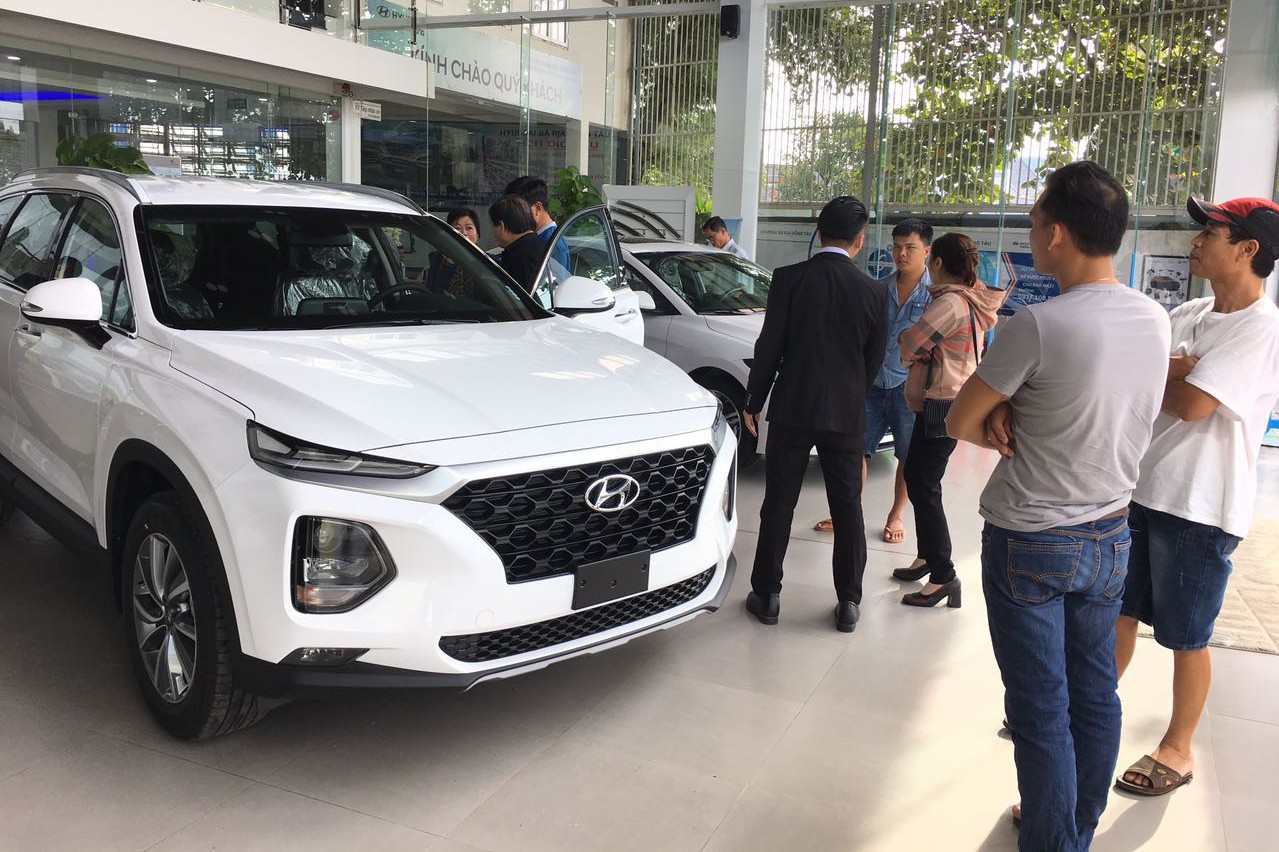 Giảm giá trăm triệu, Toyota Fortuner và Mazda CX-8 vẫn để Hyundai Santa Fe vượt mặt tại Việt Nam - Ảnh 4.