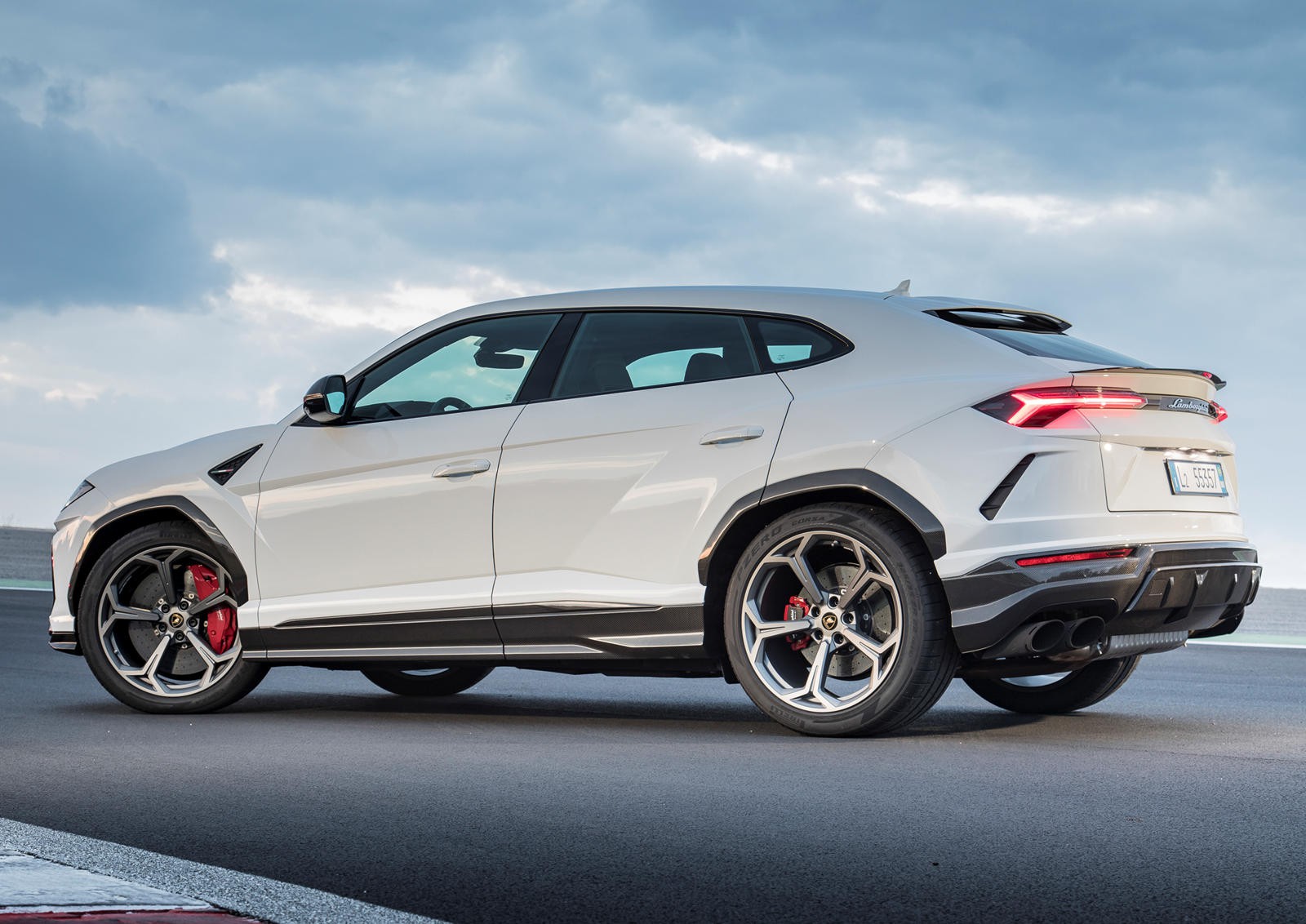 Chồng Kim siêu vòng 3 độ Lamborghini Urus khoe dân mạng: Bị chê tới tấp vì  vừa nhạt vừa xấu