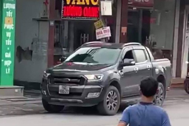 Thưởng 10 triệu đồng cho lái xe húc ngã tên cướp tiệm vàng tại Quảng Ninh - Ảnh 2.